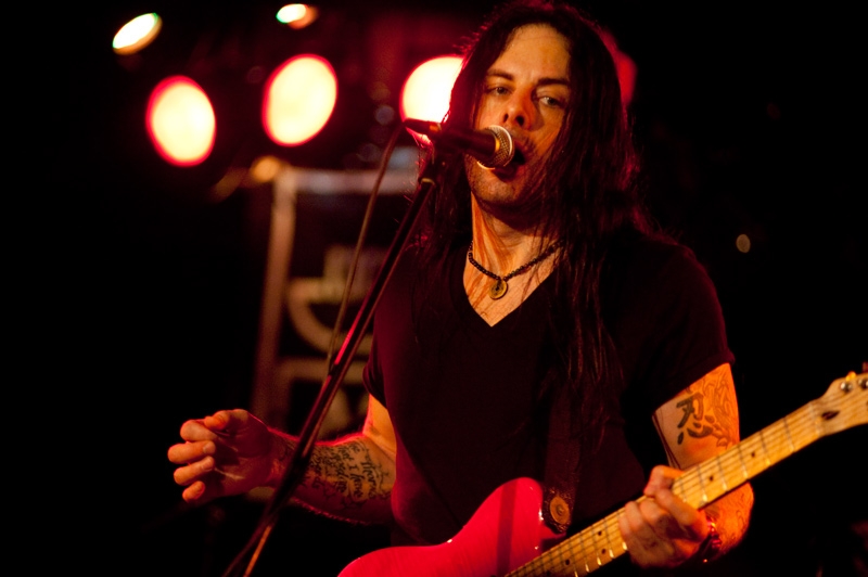 Richie kotzen. Ричи Коцен. Ричи Коцен с микрофоном. Ричи котцен с семьей. Ричи котцен Татуировки.